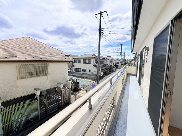 【バルコニー】 | 西東京市泉町4丁目　中古一戸建住宅　(保谷店) | 光と風を誘う窓やバルコニーが、快適な住空間を感じさせる
