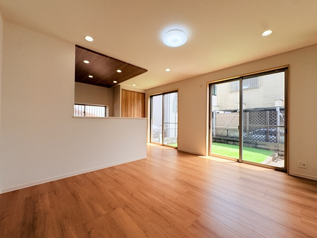 【居間・リビング】 | 西東京市泉町4丁目　中古一戸建住宅　(保谷店) | リビングは明るく広々、家族の時間を大事にする住まい