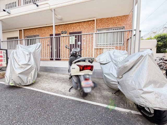 蒲田ローヤルコーポA棟の駐車場|バイク置き場