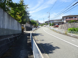 【前面道路含む現地写真】 | 川西市鴬が丘9の2　建築条件無土地
