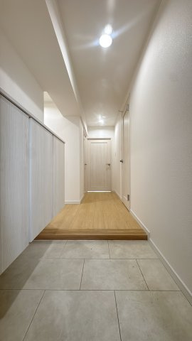 【玄関】 | シティライフ博多南☆仲介手数料無料☆ | 奥行きを抑えた設計で、どこに何があるかひと目でチェック可能。探す手間が省けるので、忙しい朝の身支度もスムーズに。限られたスペースを有効活用し、常に整理整頓された清潔感のある玄関を演出します。