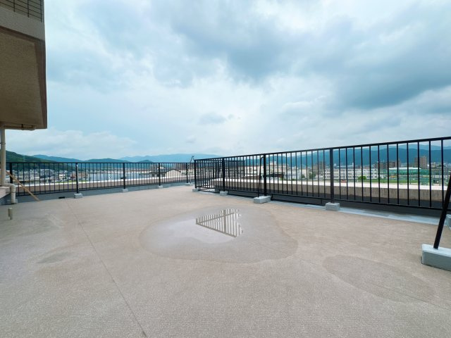 【バルコニー】 | シティライフ博多南☆仲介手数料無料☆ | テーブルセットを置いて「青空カフェ」を楽しんだり、お子様とビニールプールで遊んだり。ガーデニングや本格的なDIYなど、室内では難しい趣味も思い切り楽しめる、暮らしの幅を広げる特別な空間です。
