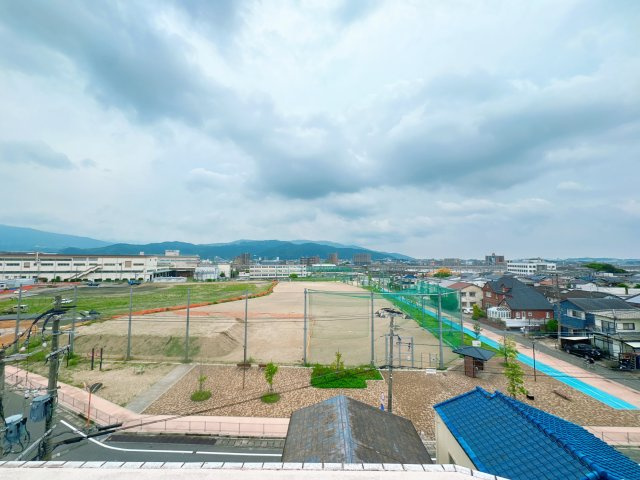 【展望】 | シティライフ博多南☆仲介手数料無料☆ | 【空が大きく広がる、贅沢なプライベート眺望】駅近の便利な立地を忘れるような、遮るもののない開放的な景色が広がります。お天気の良い日はバルコニーでティータイムを楽しんだり、おうち時間を豊かに彩る空間です