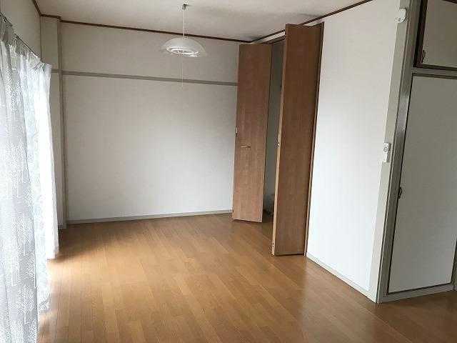 藤商川端ビルの洋室