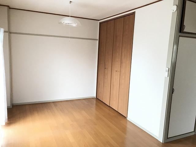 藤商川端ビルの洋室