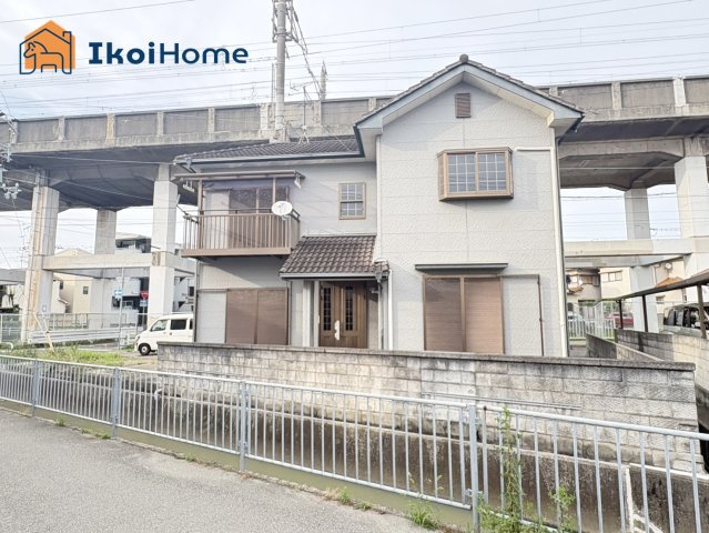 明石市魚住町西岡　中古戸建の玄関|●資料・カタログのご請求無料●スーパーやコンビニ、飲食店、病院など徒歩圏内の施設も多々あります。