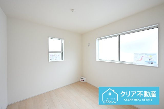 【洋室】 | 伊勢崎市東小保方町第2　リーブルガーデン | 2面採光の洋室は日当たりがよくあったか♪