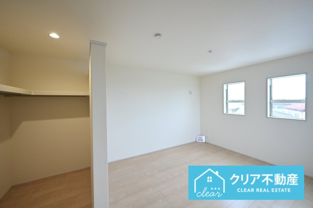 【洋室】 | 伊勢崎市東小保方町第2　リーブルガーデン | 日当たりのよい寝室は大容量のウォークインクローゼット付き！