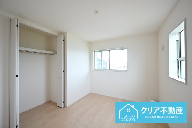【洋室】 | 伊勢崎市東小保方町第2　リーブルガーデン | ワイド収納でお洋服もたっぷりかけられます！