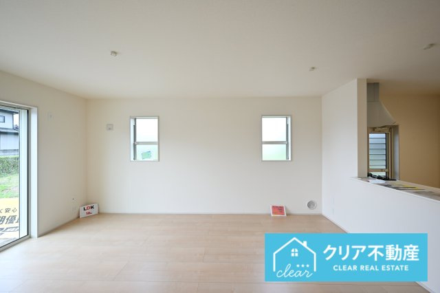 【外観】 | 伊勢崎市東小保方町第2　リーブルガーデン | スッキリクリアな青空に映えるエクステリア！
日当たり良好な立地です♪