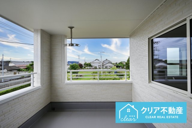 【バルコニー】 | 伊勢崎市東小保方町第2　リーブルガーデン | 屋根付きワイドバルコニーなので、急な雨の時も安心♪竿受けも設置済み！