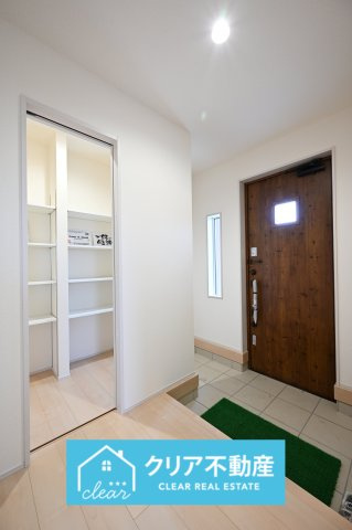 【玄関】 | 伊勢崎市東小保方町第2　リーブルガーデン | 大型のシューズボックスがあるので、家族全員の靴をしっかり収納！玄関スッキリ！