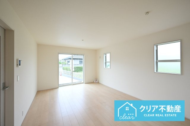 【居間・リビング】 | 伊勢崎市東小保方町第2　リーブルガーデン | 日当たりがよく広いリビングは家族が自然と集まる居心地の良い空間です♪