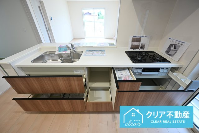 【キッチン】 | 伊勢崎市東小保方町第2　リーブルガーデン | スライド収納付きシステムキッチン。パスタ鍋や圧力鍋の出し入れもスムーズ！