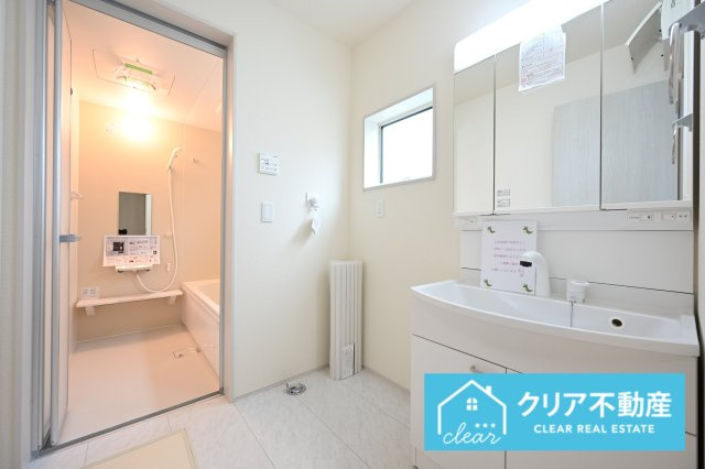 【独立洗面台】 | 伊勢崎市東小保方町第2　リーブルガーデン | 3面ミラーの後ろは収納スペースを完備。生活感のあるものは隠して、スッキリシンプルな洗面台に！