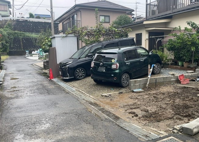 【前面道路含む現地写真】 | 住宅用の土地では前面道路に2m以上接していなければならないと法律で定められています。しかし、お持ちの車のサイズやライフスタイルなどにより、2mでは利便が悪い場合もございますので、事前に確認しましょう。