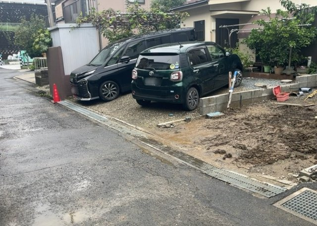 【前面道路含む現地写真】 | お持ちの車種によっては前面道路が広い方が便利でしょう。しかし、前面道路が広ければその分交通量が多くなるため、騒音などが気になる場合があります。実際に現地を見学し、周辺交通量や騒音などを確認しましょう！