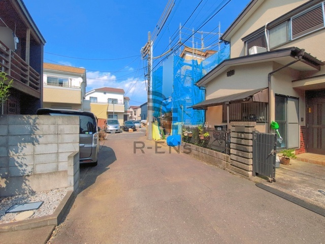 【前面道路含む現地写真】 | 西東京市芝久保町１丁目　新築戸建て | 高く青い空を感じて暮らす街並みの一角、静かな暮らしを送れます