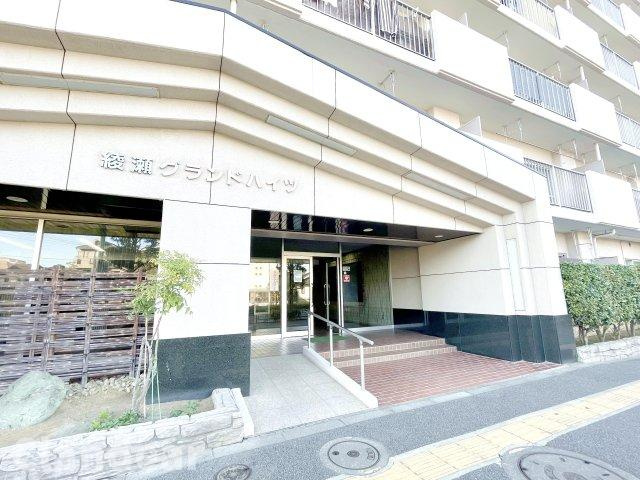 綾瀬グランドハイツのエントランス|ドキドキの新生活も、安心してスタート。ぴったりの住まいを見つけませんか？クランディアが一緒に住まい選びをサポートします‼　まずは、お気軽にお問合せください　＃クランディア