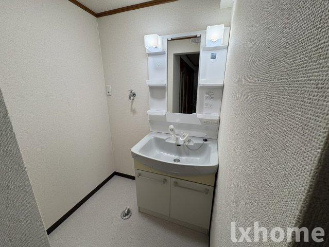 西駅前吉田マンションの洗面所|明るい洗面所です