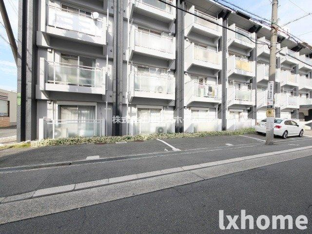 西駅前吉田マンションの駐車場|駐車場があるので、車を買う予定の方も安心です