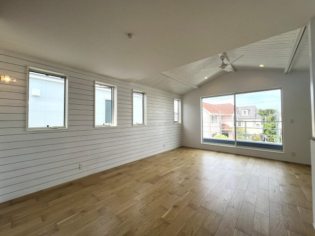辻堂東海岸だけど、まるで西海岸のような佇まい♪中までKAWAIIスタイル◎な『藤沢市辻堂東海岸１丁目』新築戸建の居間・リビング