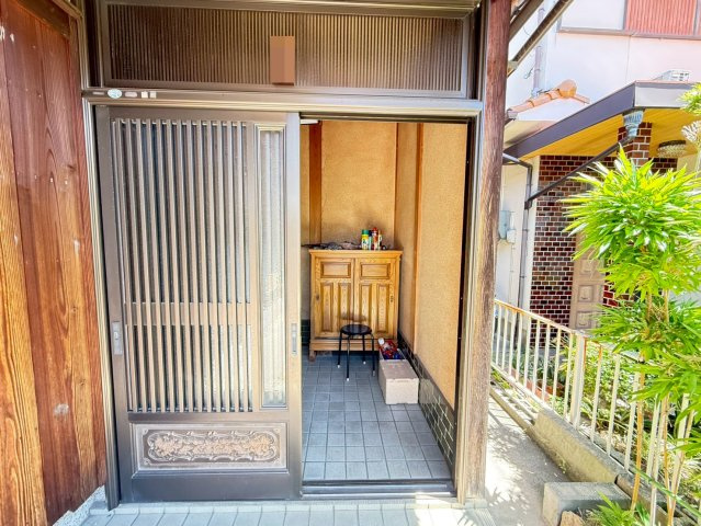 泉佐野市葵町2丁目　中古戸建の玄関