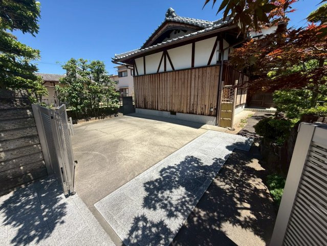 泉佐野市葵町2丁目　中古戸建の駐車場