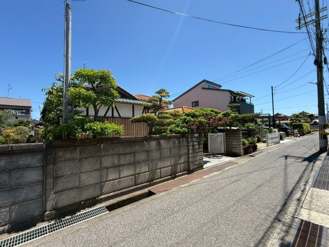 泉佐野市葵町2丁目　中古戸建の前面道路含む現地写真