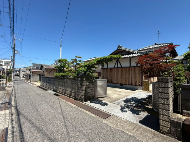 泉佐野市葵町2丁目　中古戸建の前面道路含む現地写真