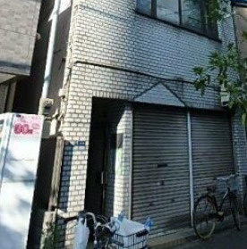 山一尾久駅前ビルのエントランス