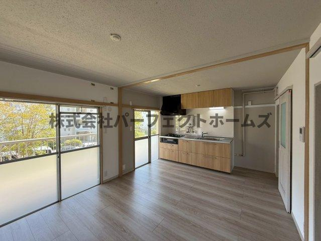 山田池住宅11号棟の居間・リビング|ゆったりとした居間です