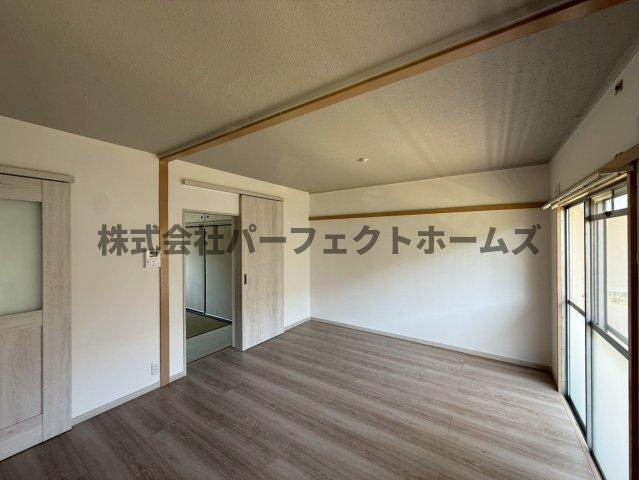 山田池住宅11号棟の居間・リビング|使いやすい居間です