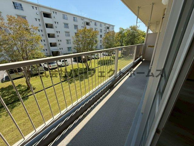 山田池住宅11号棟のバルコニー|外からの目が気にならないバルコニーで洗濯物が干せます