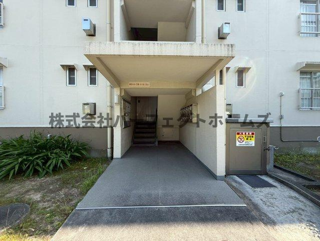 山田池住宅11号棟のエントランス|落ち着いたエントランスです