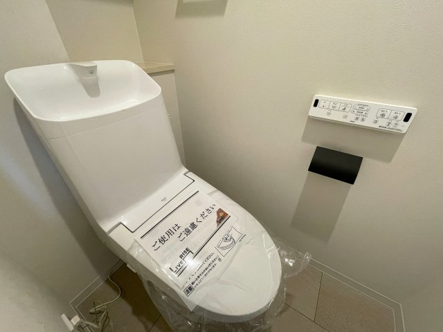 ３つの路線に４つの駅が使い放題の神立地！！玄関ライトが横浜と言うより横濱って感じで好き、、、見るだけタダ！！な、『Ｆステージ西戸部』リノベーションのトイレ|シンプルで使いやすいトイレです