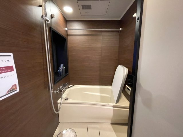 ３つの路線に４つの駅が使い放題の神立地！！玄関ライトが横浜と言うより横濱って感じで好き、、、見るだけタダ！！な、『Ｆステージ西戸部』リノベーションの浴室|日々の暮らしに欠かせないお風呂です