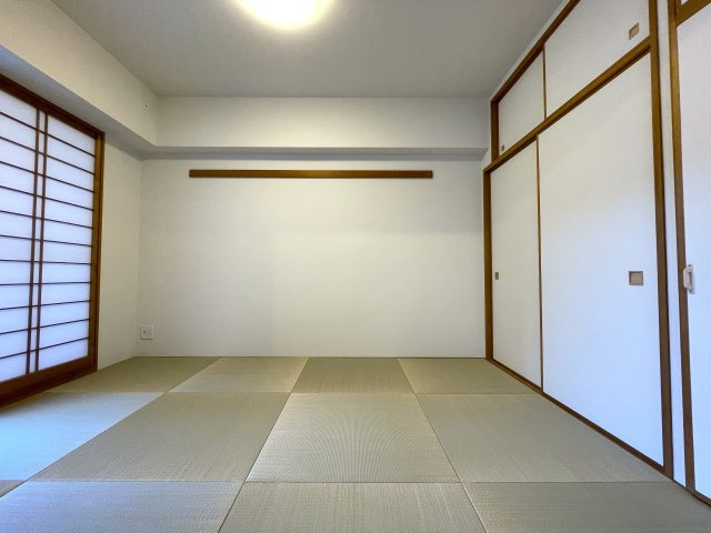 ３つの路線に４つの駅が使い放題の神立地！！玄関ライトが横浜と言うより横濱って感じで好き、、、見るだけタダ！！な、『Ｆステージ西戸部』リノベーションの和室|落ち着いた雰囲気の和室付きです