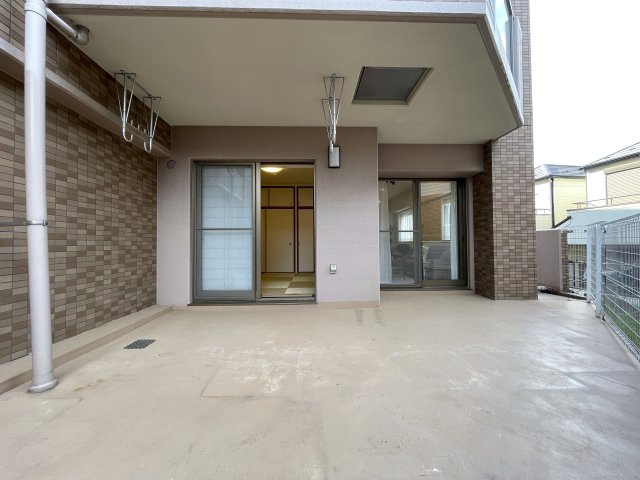 ３つの路線に４つの駅が使い放題の神立地！！玄関ライトが横浜と言うより横濱って感じで好き、、、見るだけタダ！！な、『Ｆステージ西戸部』リノベーションのバルコニー|バルコニー付きです