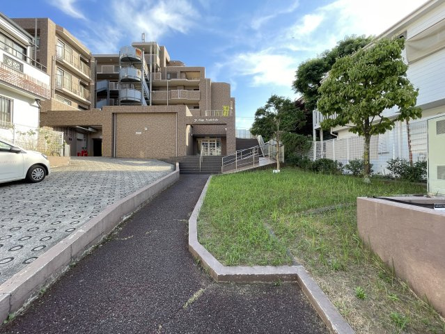 ３つの路線に４つの駅が使い放題の神立地！！玄関ライトが横浜と言うより横濱って感じで好き、、、見るだけタダ！！な、『Ｆステージ西戸部』リノベーションの外観|きれいな外観です