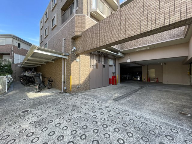 ３つの路線に４つの駅が使い放題の神立地！！玄関ライトが横浜と言うより横濱って感じで好き、、、見るだけタダ！！な、『Ｆステージ西戸部』リノベーションの駐輪場