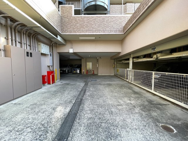 ３つの路線に４つの駅が使い放題の神立地！！玄関ライトが横浜と言うより横濱って感じで好き、、、見るだけタダ！！な、『Ｆステージ西戸部』リノベーションの駐車場|駐車場の用意があります