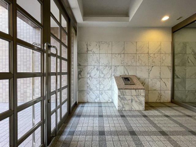 ３つの路線に４つの駅が使い放題の神立地！！玄関ライトが横浜と言うより横濱って感じで好き、、、見るだけタダ！！な、『Ｆステージ西戸部』リノベーションのエントランス|落ち着いたエントランスです