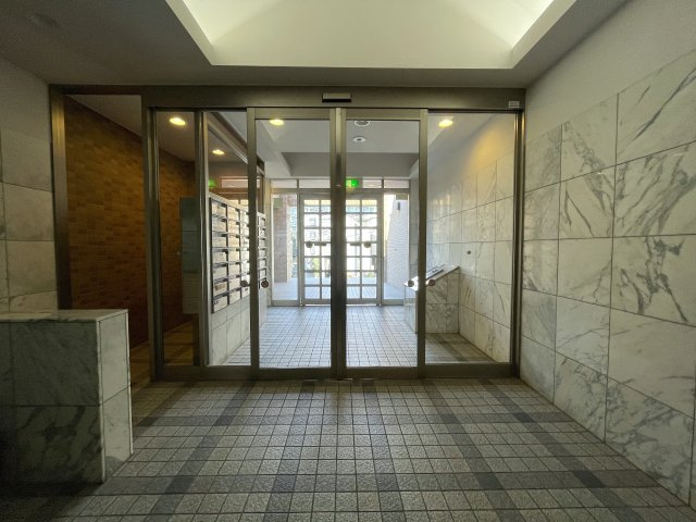 ３つの路線に４つの駅が使い放題の神立地！！玄関ライトが横浜と言うより横濱って感じで好き、、、見るだけタダ！！な、『Ｆステージ西戸部』リノベーションのエントランス|落ち着いたエントランスです