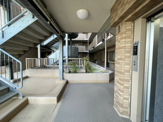 ３つの路線に４つの駅が使い放題の神立地！！玄関ライトが横浜と言うより横濱って感じで好き、、、見るだけタダ！！な、『Ｆステージ西戸部』リノベーションの中庭