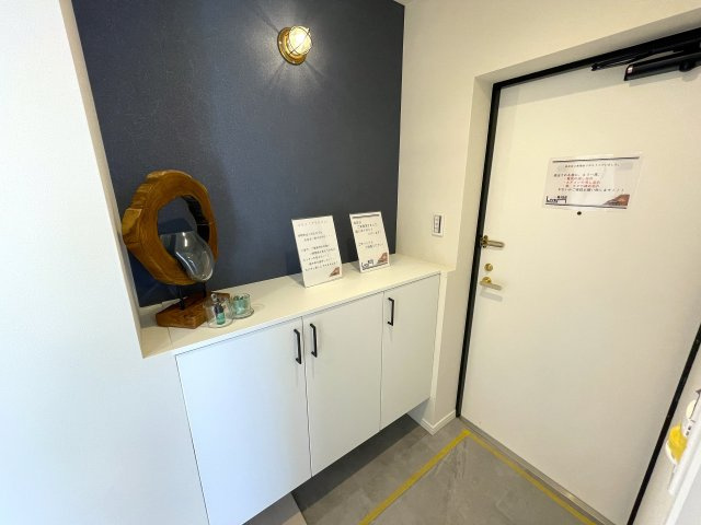 ３つの路線に４つの駅が使い放題の神立地！！玄関ライトが横浜と言うより横濱って感じで好き、、、見るだけタダ！！な、『Ｆステージ西戸部』リノベーションの玄関|収納もある玄関です