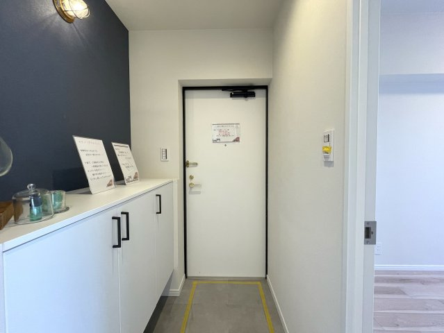 ３つの路線に４つの駅が使い放題の神立地！！玄関ライトが横浜と言うより横濱って感じで好き、、、見るだけタダ！！な、『Ｆステージ西戸部』リノベーションの玄関|明るい玄関です