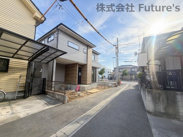 三郷市鷹野4丁目　新築戸建の前面道路含む現地写真|前面道路含む現地写真です。