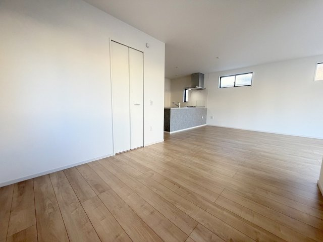 三郷市鷹野4丁目　新築戸建の居間・リビング|同施工会社の参考写真になります。