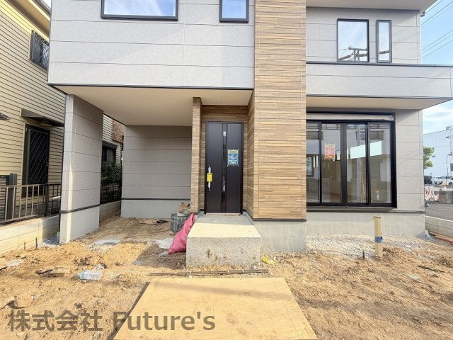 三郷市鷹野4丁目　新築戸建のエントランス|現地の写真になります。